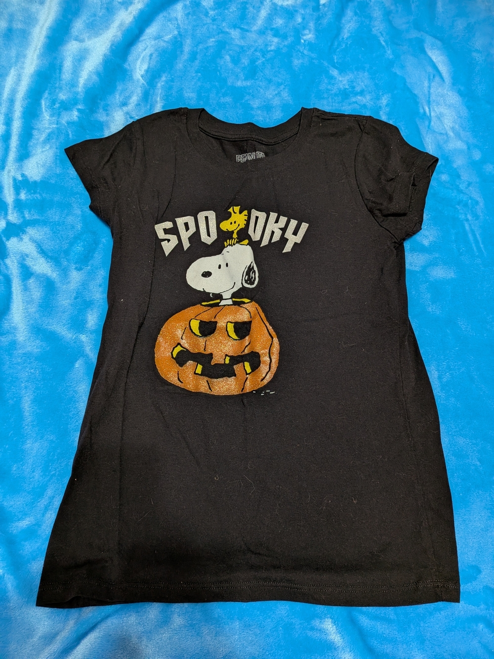 🖤🎃 Snoopy Season Spook: Black Halloween Tee with Pumpkin Pop!